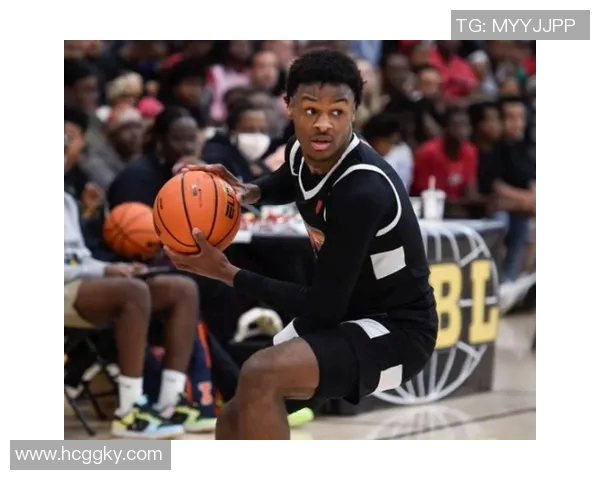 詹姆斯联手儿子参加球场比赛，教出新一代球星